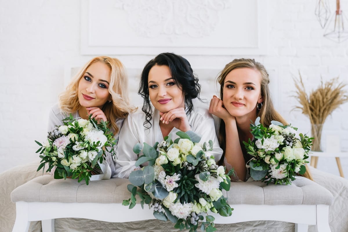difference between maid of honor and chief bridesmaid